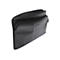 Schwarze Leder-Laptoptasche, teilweise geöffnet. Aufschrift am oberen Rand.