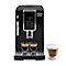 Schwarze Kaffeemaschine mit Espressotassen und einem Latte Macchiato-Glas.