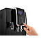 Eine schwarze Espressomaschine wird mit dem Finger bedient, ein Touchscreen zeigt Menüoptionen.