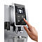 Nahaufnahme eines Kaffeevollautomaten. Ein Finger drückt auf einen Knopf am Touchscreen, auf dem 'Coffee quantity Stop to save' steht.