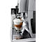Kaffeevollautomat beim Befüllen eines Latte Macchiato Glases mit Milch und Espresso.