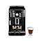 Schwarze Kaffeemaschine mit zwei Espresso-Tassen und einem Cappuccino auf weißem Hintergrund. Auf der Maschine steht "Magnifica S" von De'Longhi.