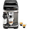 De'Longhi Magnifica Evo Kaffeevollautomat in Silber-Schwarz mit Milchtank und Kaffeegläsern vor neutralem Hintergrund.