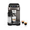 Graue Kaffeemaschine mit Milchaufschäumer und zwei Gläsern Espresso.