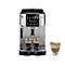 Silberfarbener Kaffeevollautomat mit zwei Espresso-Gläsern und einem Latte Macchiato-Glas. Auf dem Display: Logos und Bedienfelder.