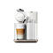 Eine weiße Kaffeemaschine mit Milchaufschäumer und einem Glas Latte Macchiato. Auf der Maschine ist das Nespresso-Logo.
