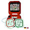 Roter Defibrillator geöffnet mit Elektroden, Anleitung und Flaggen.