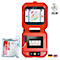 Rotes Defibrillatorgerät mit Display, Anleitung, Elektroden-Packung und Flaggen.
