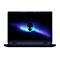 Dunkelblauer Laptop mit Alienware-Logo auf dem Bildschirm vor weißem Hintergrund. Der Bildschirm zeigt ein blaues Hintergrundbild.