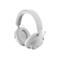 Hellgrauer Kopfhörer vor weißem Hintergrund. Auf dem Ohrmuschel ist ein „R“ zu sehen.