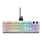Weiße Alienware-Gaming-Tastatur mit beleuchteten Tasten, die an ein schwarzes Empfangsgerät angeschlossen ist. Die Tastatur hat eine bunte RGB-Beleuchtung.