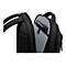 Schwarzer Rucksack, offene Tasche mit Smartphone.