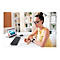 Junge Frau am Schreibtisch, Laptop, Tastatur, Maus, Notizen machend.