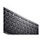 Gros plan sur un clavier gris avec des touches noires. L'accent est mis sur les lettres, les chiffres et les touches de fonction.