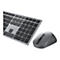 Graue Tastatur und Maus auf weißem Grund. Die Tastatur hat schwarze Tasten mit weißen Beschriftungen. Die Maus hat ein Scrollrad und Tasten.