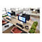 Büro mit drei Monitoren, Tastaturen und Pflanzen. Auf den Bildschirmen ist Text zu sehen. Dell-Logo prominent.