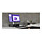 Ein schwarzer Dell-Desktop-Computer mit Monitor, Tastatur und Maus auf einem weißen Schreibtisch, im Hintergrund eine graue Wand.