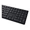 Schwarze Tastatur mit weißen Beschriftungen. Fokus auf den Ziffernblock und Pfeiltasten. Das Layout ist flach und modern.