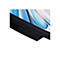 Gros plan sur un moniteur noir avec des ports USB. L'écran affiche un motif abstrait coloré.