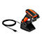 Schwarz-oranger Barcodescanner in Halterung, mit USB-Kabel.