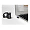 Ein schwarzer Barcode-Scanner mit Armband neben einem Laptop mit eingestecktem Bluetooth-Adapter.