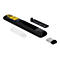 Schwarzer Laserpointer mit geöffnetem Batteriefach, einer AAA-Batterie und einem USB-Empfänger.