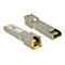Zwei silberfarbene SFP-Transceiver liegen auf weiÃŸem Hintergrund. Einer zeigt den RJ45-Port, der andere die Leiterplatte.