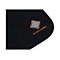 Ausschnitt eines schwarzen Stoffes. Rechts unten ist ein Logo mit blauem Hintergrund und orangefarbenen Formen, darunter "DELTACO GAMING".