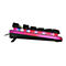 Seitenansicht einer schwarzen Gaming-Tastatur mit leuchtender rosa LED-Beleuchtung auf weißem Hintergrund.
