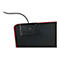 Detailansicht eines Mauspads mit integrierter, schwarzer Qi-Ladestation und roter Status-LED.