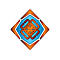 Quadratisches Logo mit orangefarbenem Rahmen, blauem Hintergrund und einem verschlungenen, goldenen Ornament.