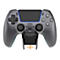 Grauer Gaming-Controller auf einer schwarzen Halterung vor weißem Hintergrund.