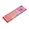 Rosa Gaming-Tastatur mit RGB-Beleuchtung auf weißem Hintergrund.