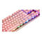 Nahaufnahme einer mechanischen Tastatur in Pastellrosa mit bunter LED-Beleuchtung unter den Tasten.