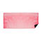 Rechteckige Sportmatte in Rosa mit abstraktem, wolkenartigem Muster und umgeklappter schwarzer Ecke.