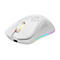 Weiße Gaming-Maus mit Wabenmuster, RGB-Beleuchtung und USB-C-Anschluss vor weißem Hintergrund.