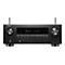 Schwarzer Denon AV-Receiver, Frontansicht. Zwei Antennen, Drehregler, Display mit Text, Knöpfe.
