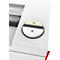 Gros plan sur un bouton blanc et rond avec des symboles lumineux verts. En dessous se trouve le "R".