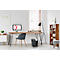 Espace de travail lumineux avec bureau, chaise, ordinateur, déchiqueteuse et bibliothèque. Stores et lampadaire près de la fenêtre.
