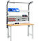 Werkbank met gereedschap, planken, lichtbalk. Schroeven, een boor liggen op het tafelblad. Grijs metaal, hout, blauw.