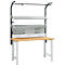 Werkbank met grijze planken, geperforeerde plaat, stopcontacten en een licht houten blad.