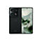 Motorola Razr Smartphone mit texturierter Rückseite, Kamera-Modul und eingeschaltetem Display vor weißem Hintergrund.