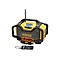 Gelb-schwarzes DeWalt Baustellenradio mit integriertem Lautsprecher, Antenne, Display und angeschlossenem Smartphone.