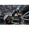 Un homme portant un casque de chantier perce un plafond avec une perceuse jaune.