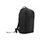 Schwarzer Rucksack vor weißem Hintergrund. Der Rucksack hat eine glatte Oberfläche, eine kleine Fronttasche und verstellbare Träger.