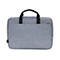 Hellgraue Laptoptasche mit Tragegriff. Auf der Vorderseite befindet sich eine flache Tasche.