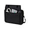 Schwarze Laptoptasche mit ZubehÃ¶r gefÃ¼llt: LadegerÃ¤t, Maus und Etui.