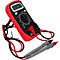 Ein rotes Multimeter, mit schwarzem Display und Messspitzen. Das Gerät ist auf einem Ständer aufgestellt.
