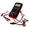 Schwarzes Multimeter mit rotem Rahmen, Digitalanzeige und Messleitungen. Messgerät auf weißem Grund.