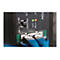 Nahaufnahme eines schwarzen Netzwerk Switches mit blauen Kabeln. Text: Flow Control, 10/100M, 1000M.
